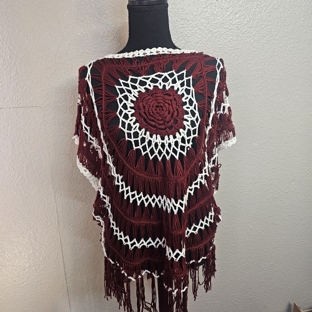 Southern Grace Boho Crochet Fringe Poncho Burgundy Floral L/XL Festival  GG821